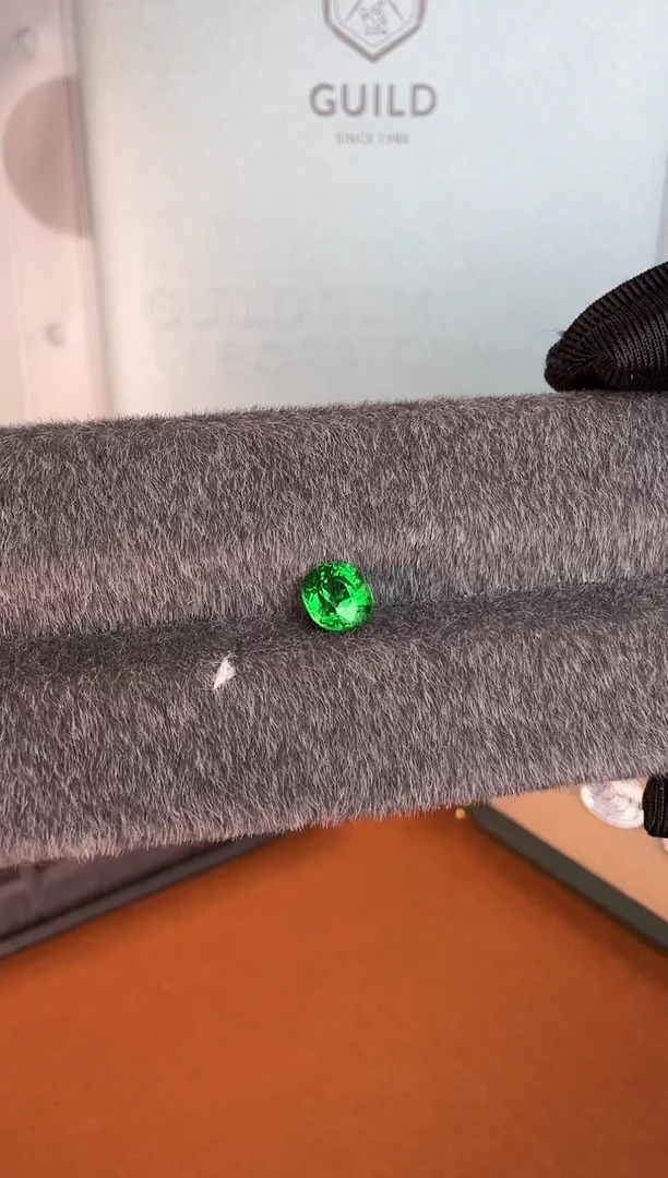 未镶嵌卡扎尼绿沙弗莱定制石榴石1.11