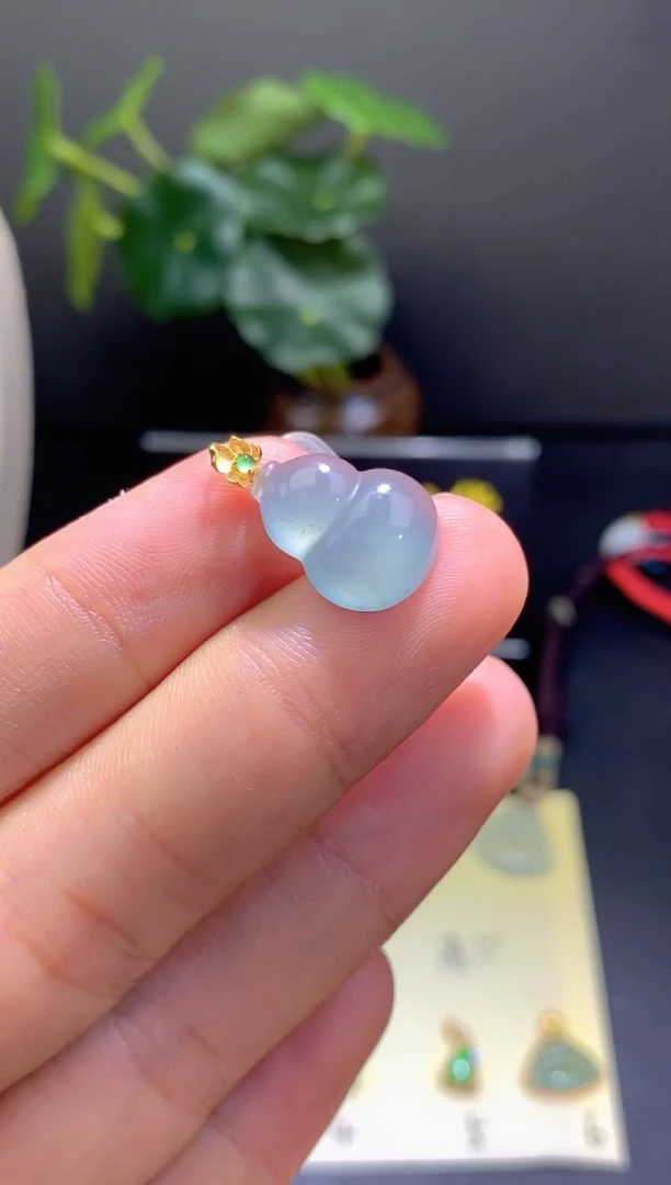 翡翠18K金镶嵌颈饰翡翠吊坠