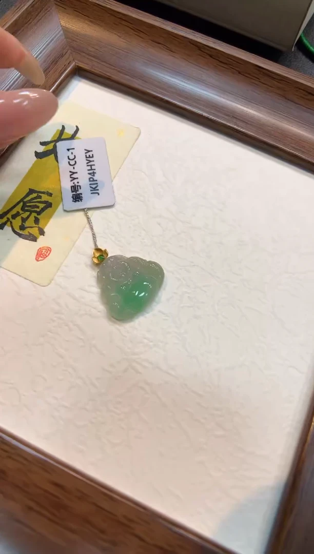 颈饰18K金镶嵌翡翠佛公