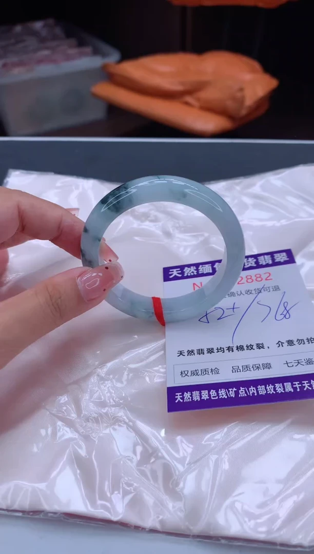 未镶嵌手镯翡翠有纹，完美者勿拍
