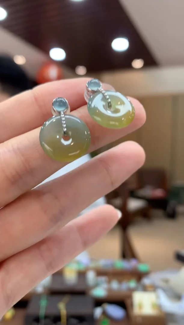 18K金镶嵌翡翠耳饰耳钉
