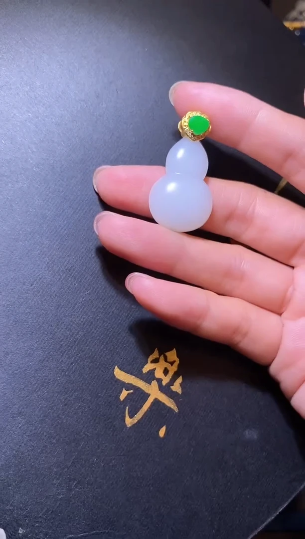 颈饰18K金镶嵌和田玉和田葫芦吊坠