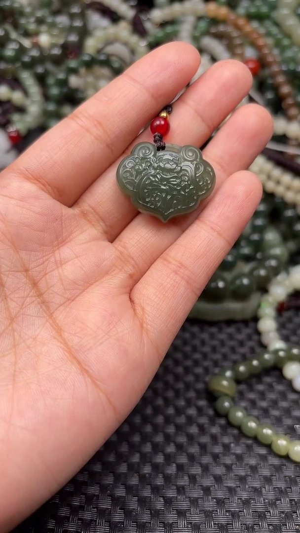 颈饰未镶嵌和田玉1