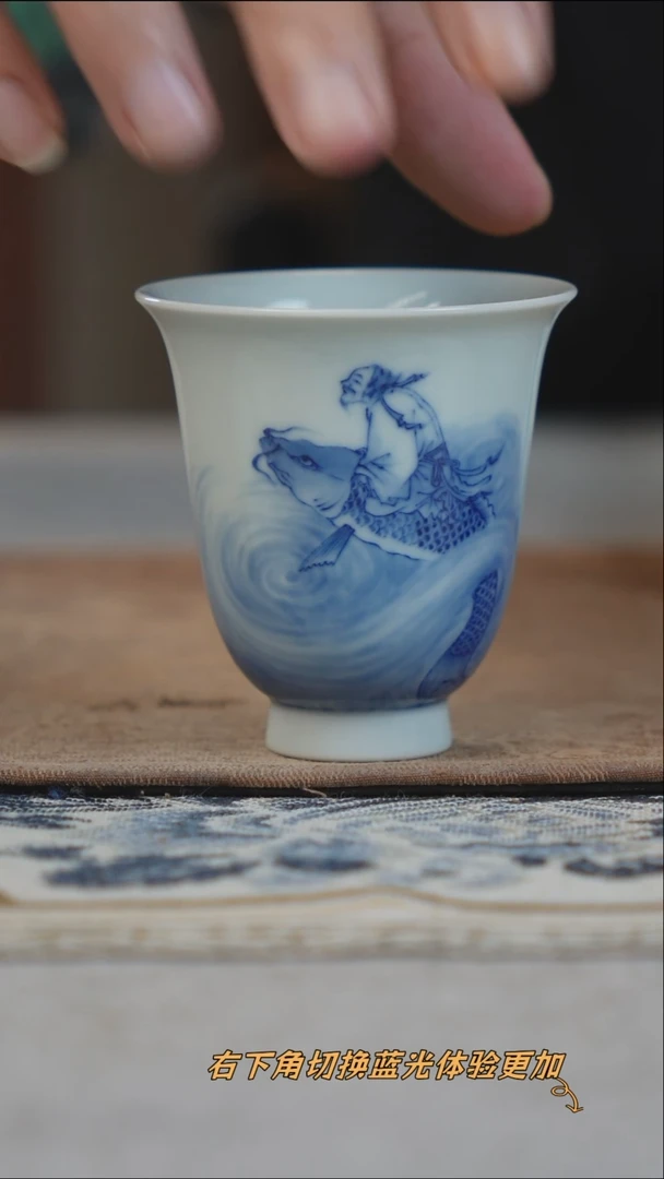 宁封柴窑青花琴高乘鲤图铃铛杯