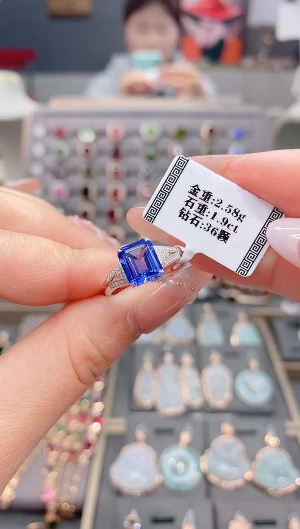 18K金镶嵌戒指坦桑石1.9