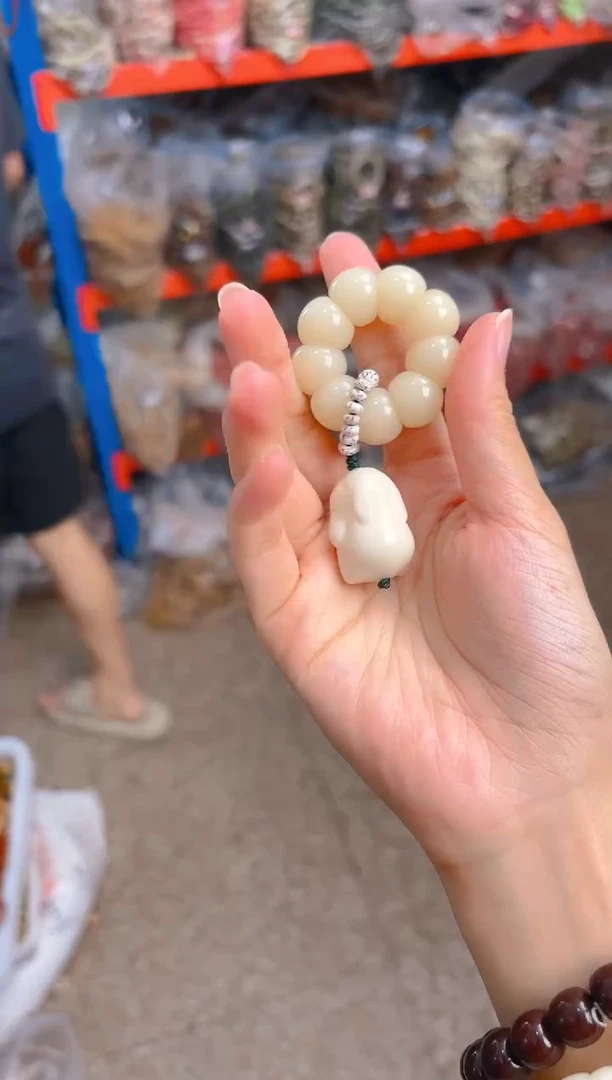 吊坠菩提根/象牙果荔枝栋手捻带白色兔