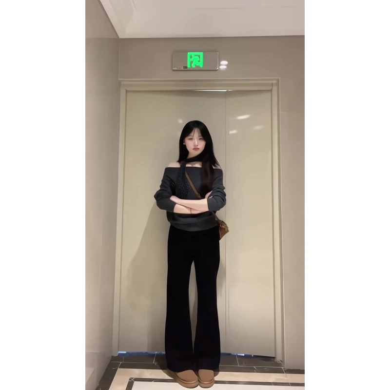 法式挂脖露肩针织衫灰色毛衣显瘦打底长袖上衣直筒宽松微喇叭裤子