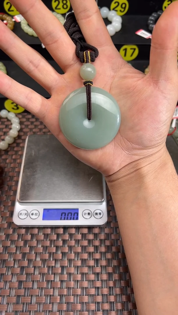 和田玉未镶嵌吊坠(赠链)且末料青白玉平安扣81克