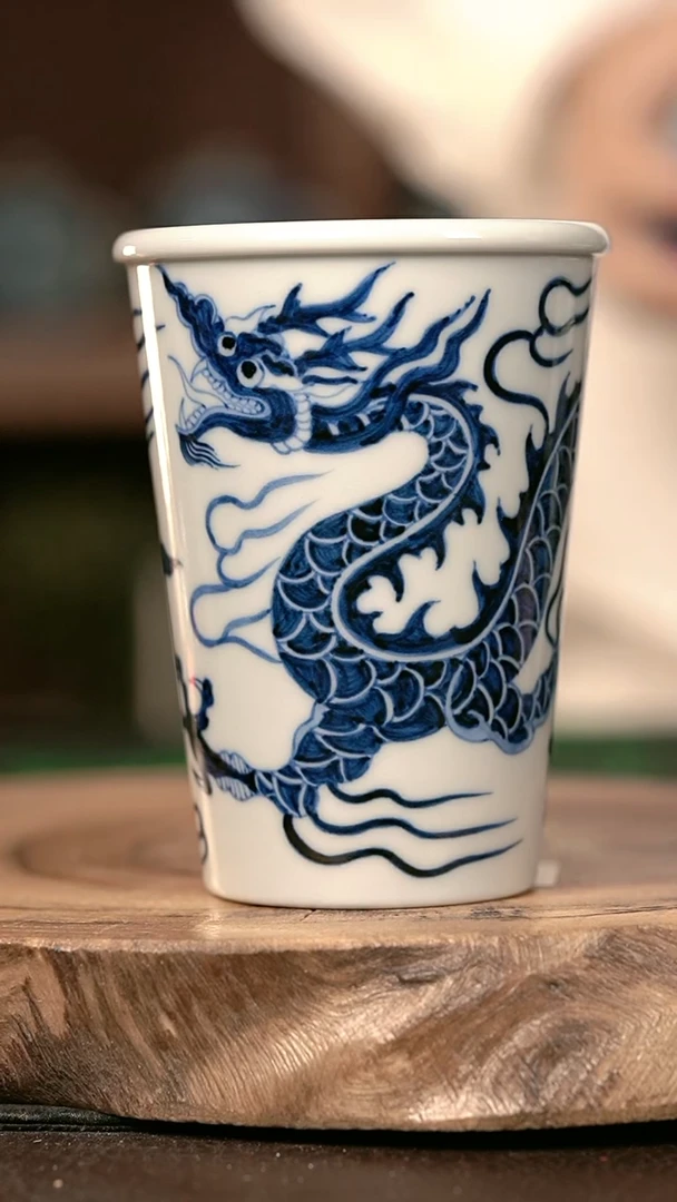 手绘手绘高温现代瓷  气  铠甲龙可乐杯260cc