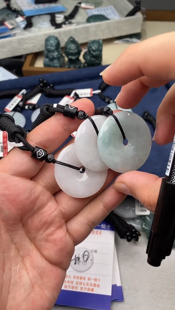 翡翠未镶嵌颈饰多样性发其一