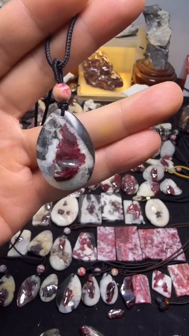 天然辰砂大晶砂晶体吊坠