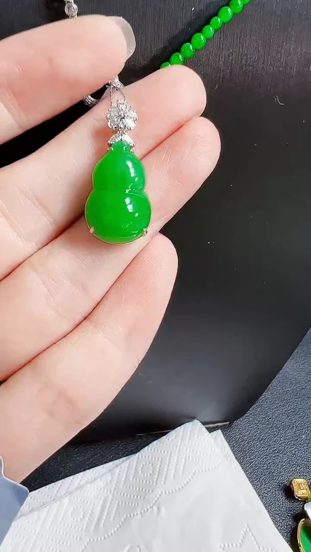 颈饰18K金镶嵌翡翠葫芦