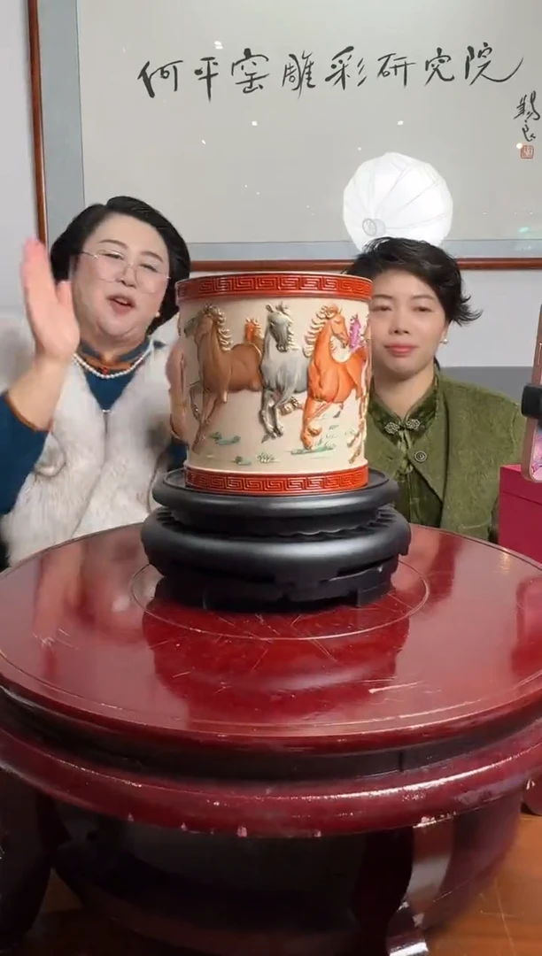 【闪购商品】瓷片何平窑雕彩八骏图笔筒4带收藏证书