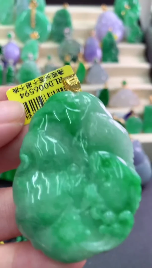 颈饰18K金镶嵌翡翠挂件