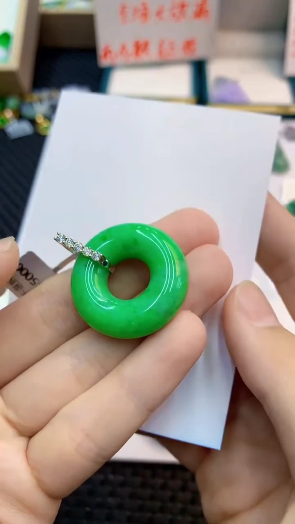 翡翠18K金镶嵌颈饰             1