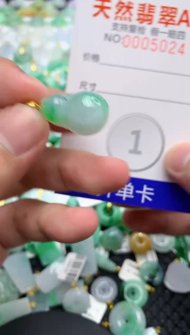 翡翠18K金镶嵌颈饰111111111111