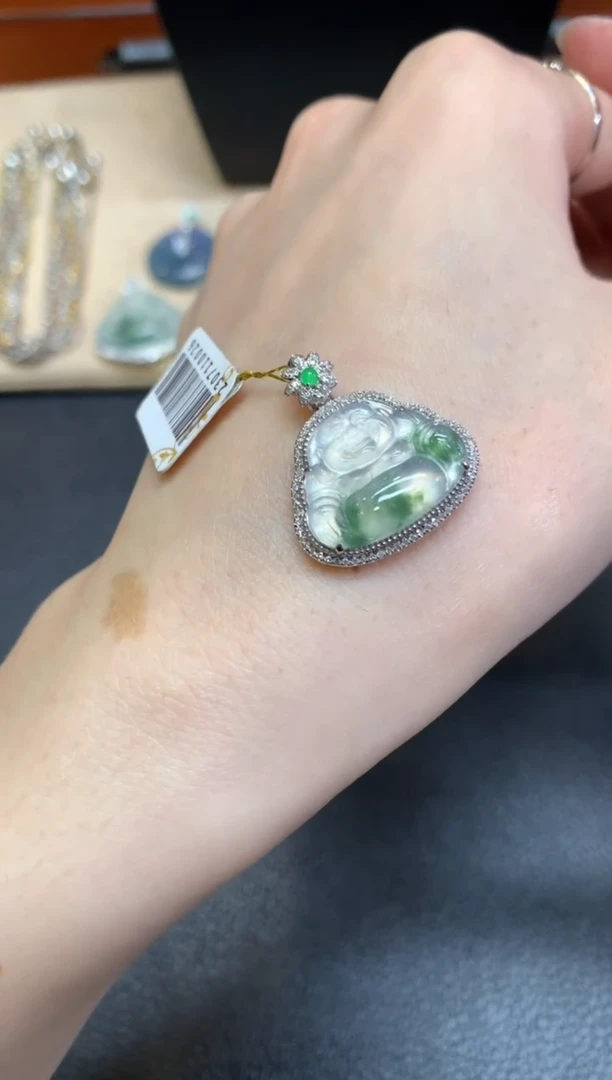 【闪购商品】翡翠颈饰18K金镶嵌佛公【无服务费】