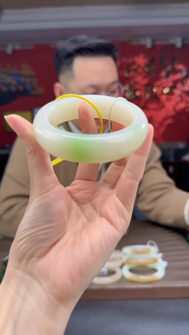 未镶嵌手镯和田玉白加翠宽版手镯56