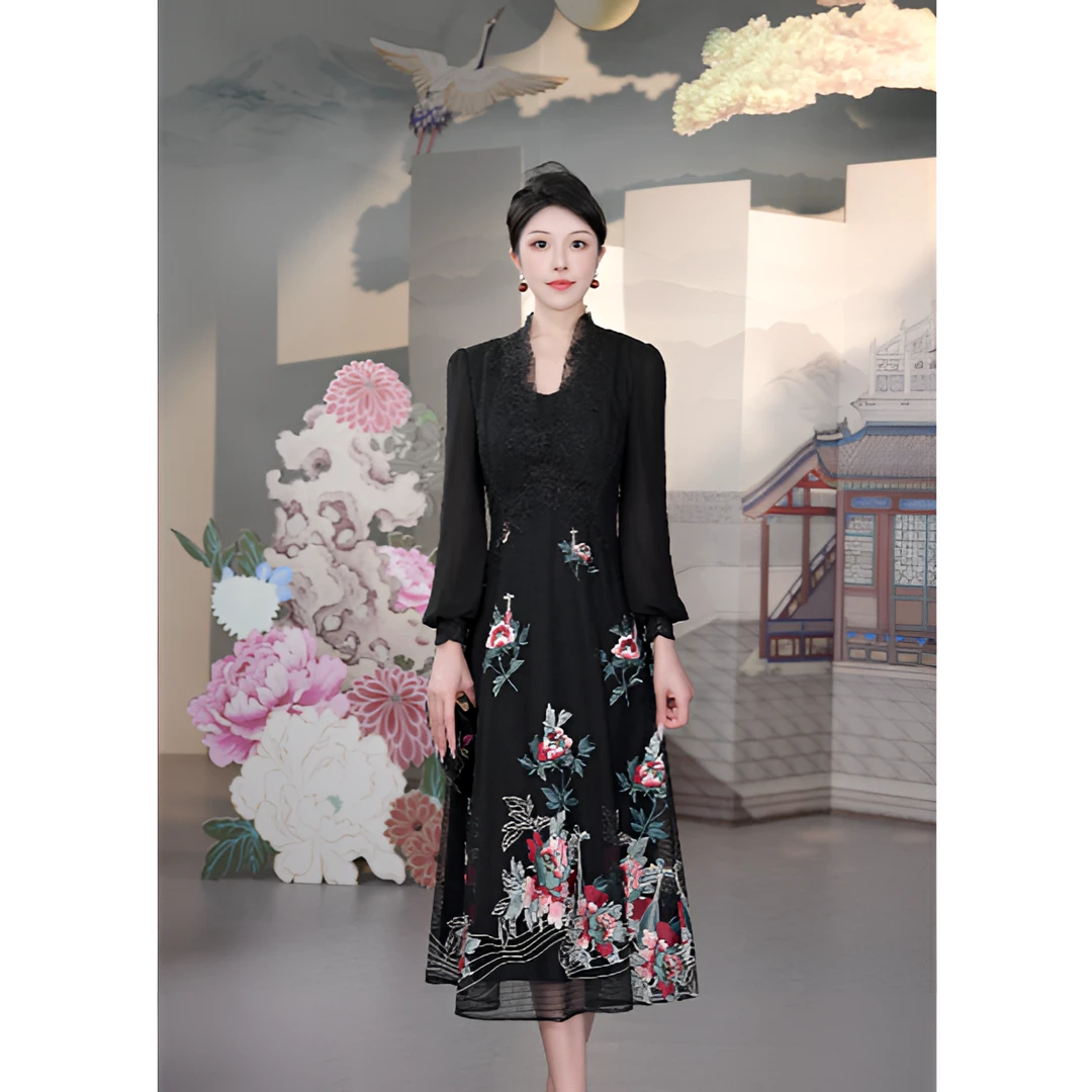 SUSSI/古色秋季新款立领长袖刺绣修身时尚气质绣花中长连衣裙