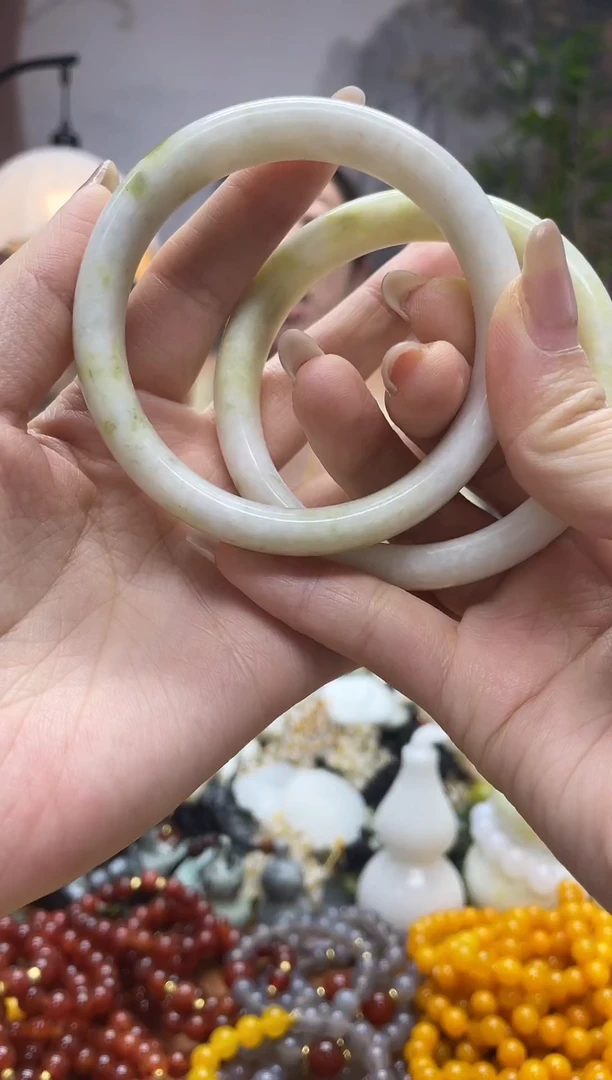 未镶嵌岫玉吊坠时****切·