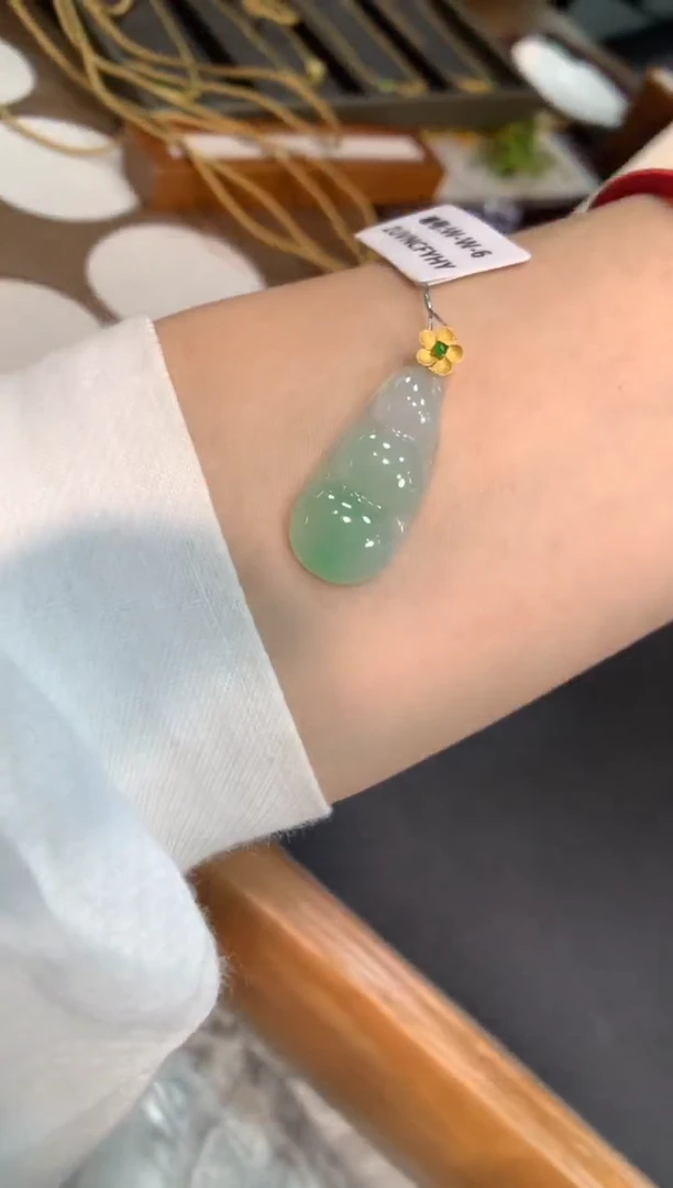 翡翠18K金镶嵌颈饰福豆