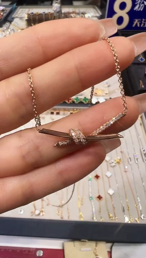 颈饰18K金镶嵌钻石玫瑰金带钻绳结项链