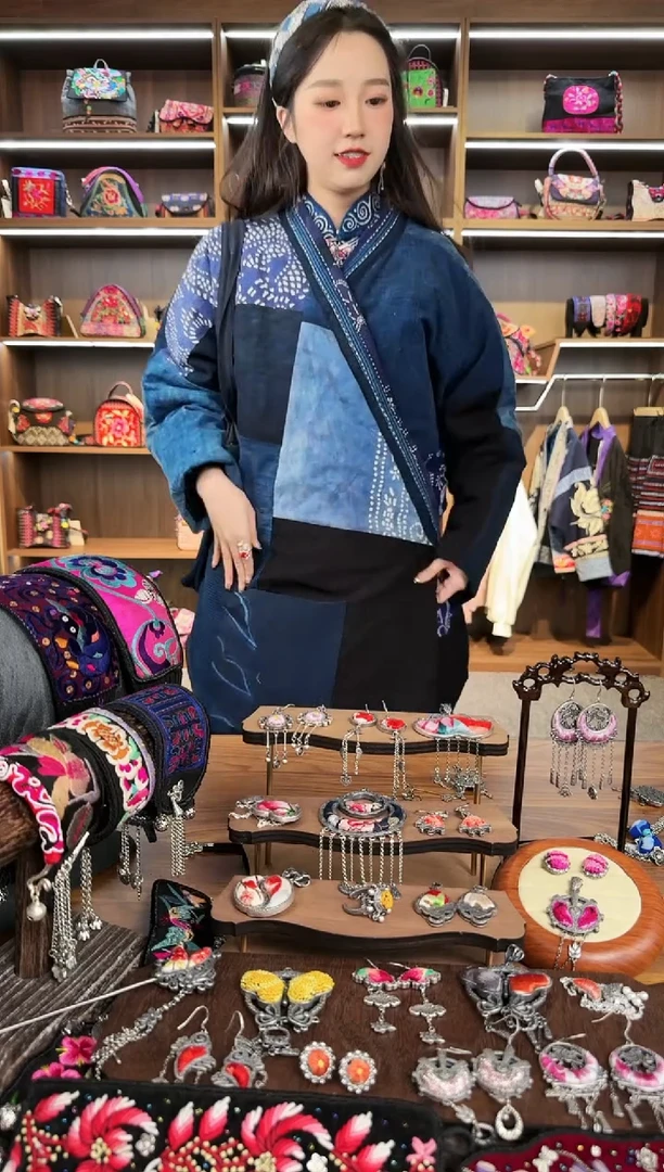 【闪购商品】织绣A11蒙阿苏苗绣传承