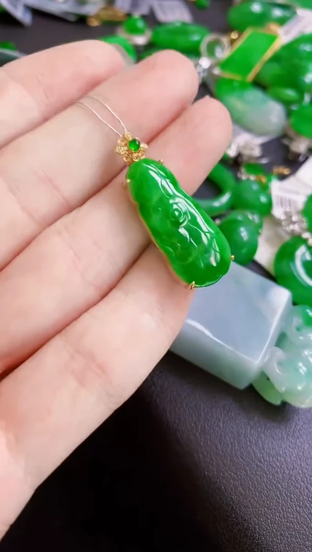 颈饰18K金镶嵌翡翠荷叶
