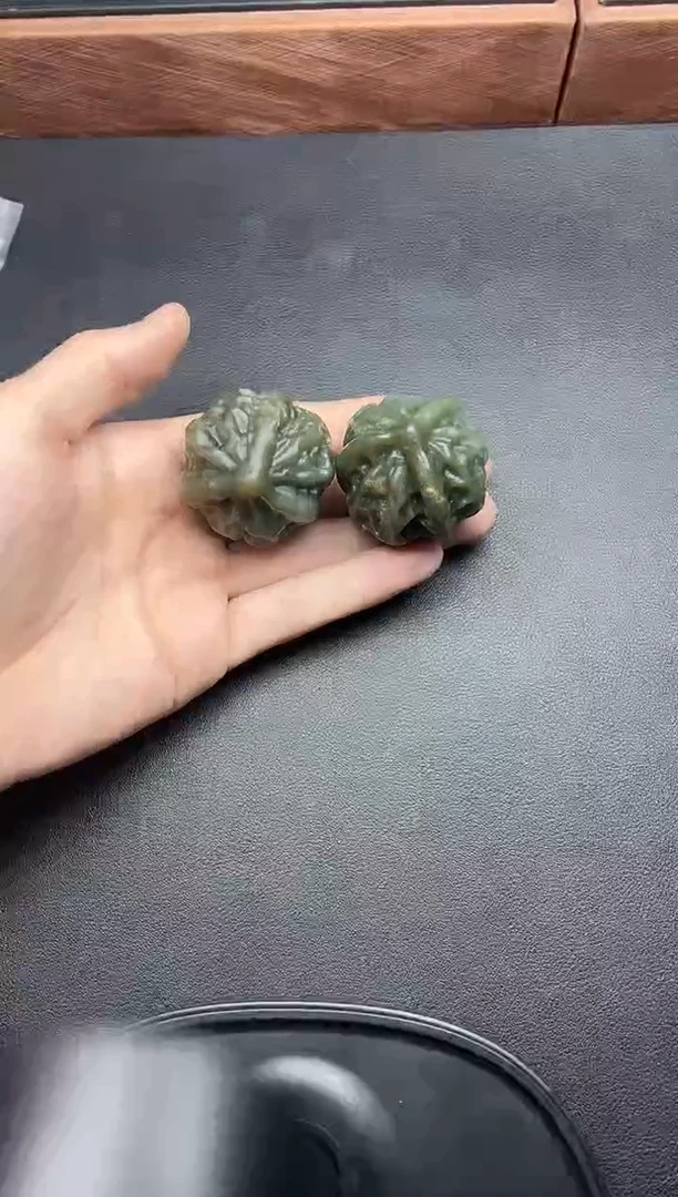 吊坠(不含链)未镶嵌和田玉且末微色差核桃把件Jm