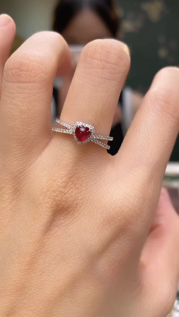 18K金镶嵌戒指红宝石主石：0.54ct