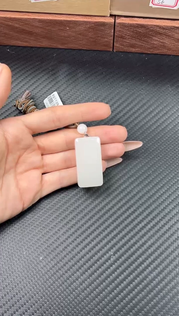 吊坠(赠链)未镶嵌和田玉黑山微色差吊坠