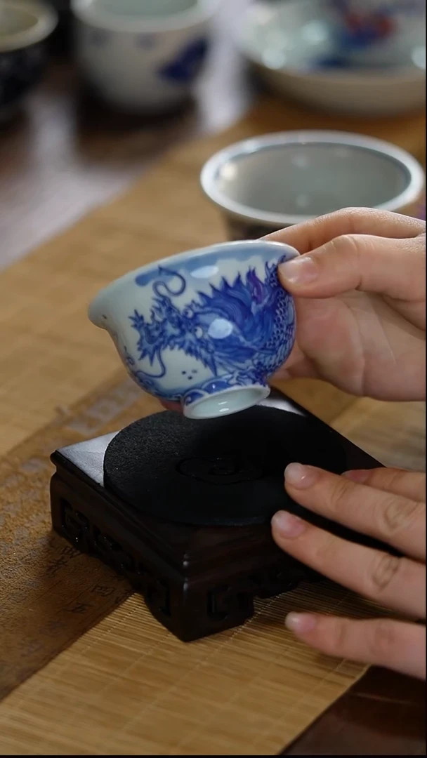 瓷景德镇陶瓷茶器鱼化龙压手杯