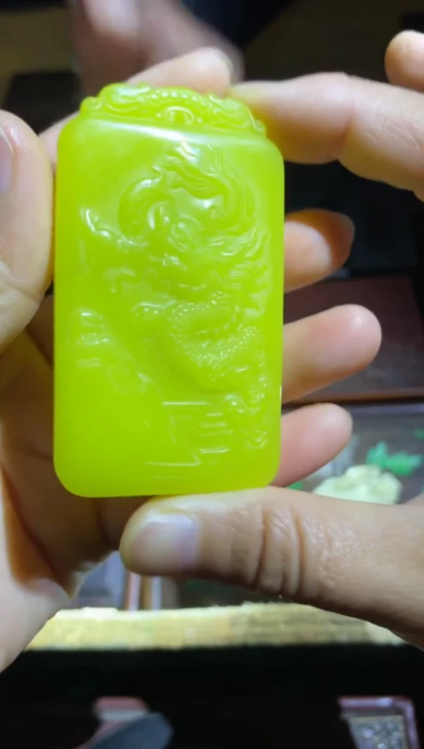 天然玉石未镶嵌颈饰  豆青色 双面工龙牌1件