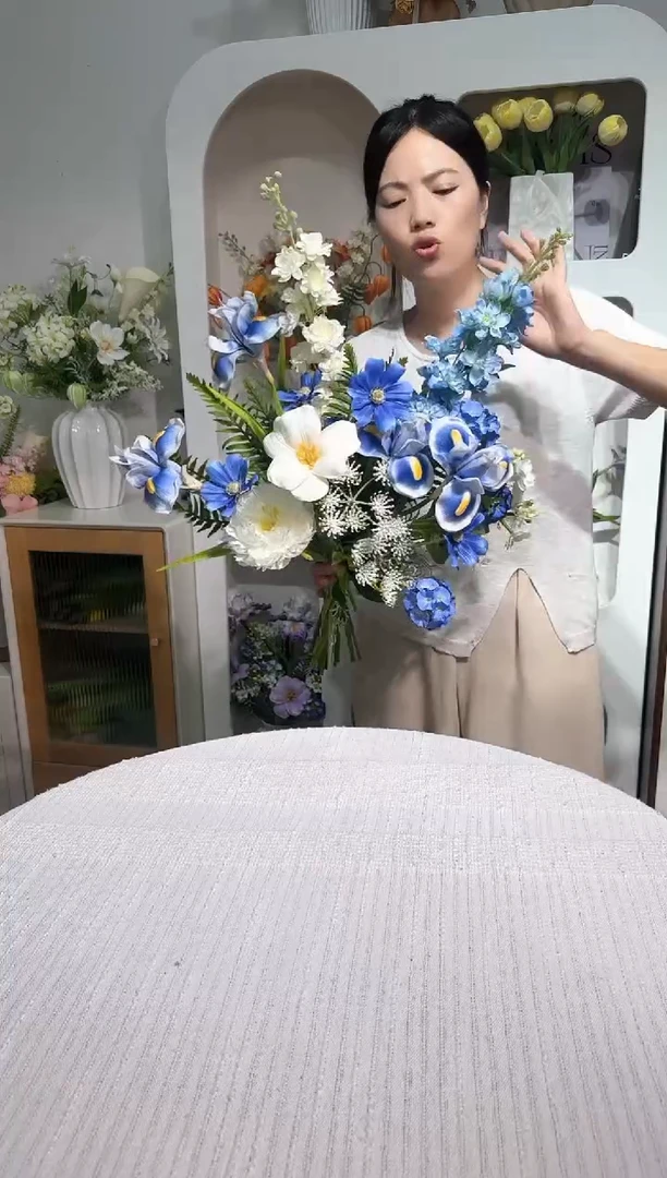 10   新品福利价 蓝白色手感鸢尾花郁金香芍药混搭花束（不含花瓶）