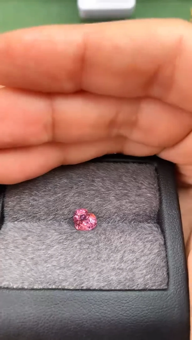 未镶嵌裸石定制尖晶石树*子心型 紫粉色调 1.33ct