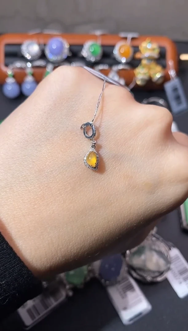 【闪购商品】翡翠吊坠(不含链)18K金镶嵌吊坠