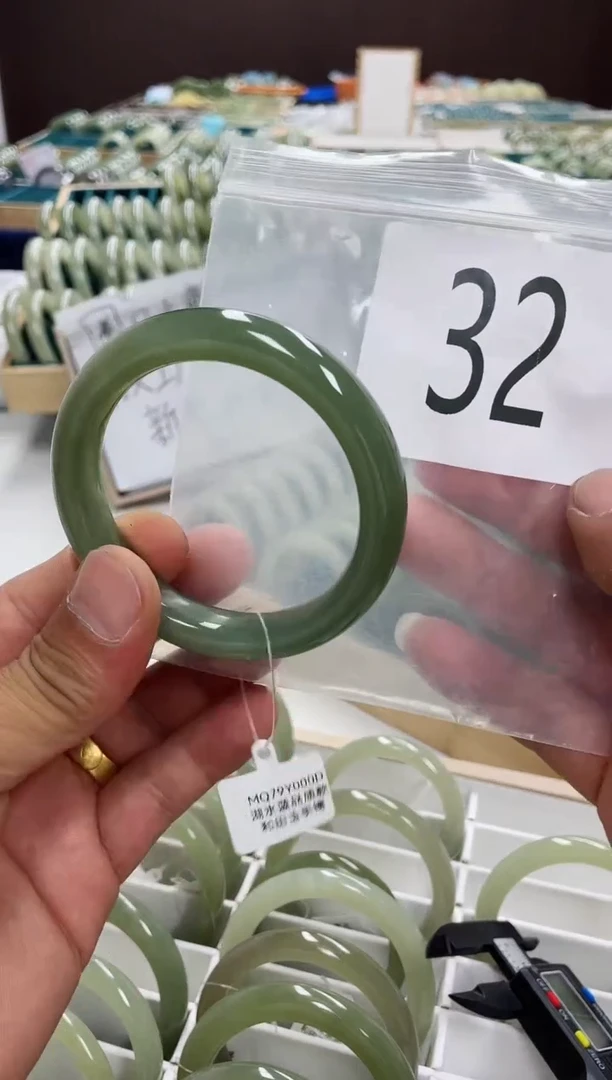 和田玉手镯未镶嵌和田玉手镯58.6圈32号