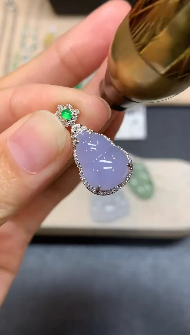 颈饰18K金镶嵌翡翠葫芦【无服务费