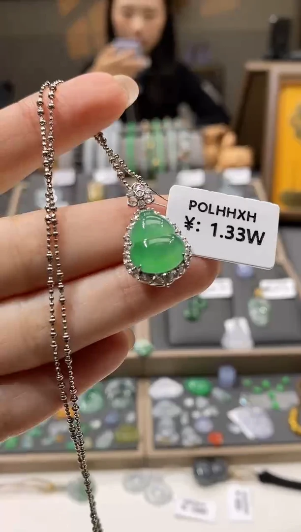 颈饰18K金镶嵌翡翠葫芦