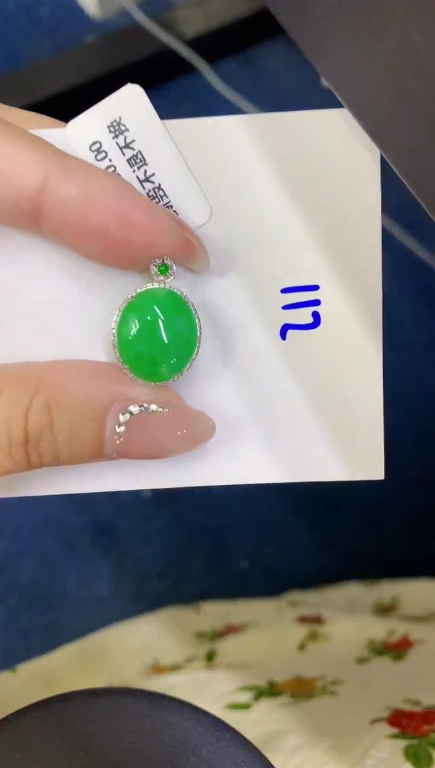 颈饰18K金镶嵌翡翠缅甸天然翡翠A货
