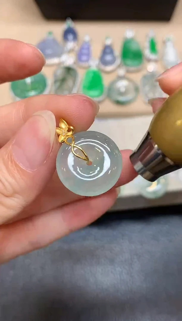 颈饰18K金镶嵌翡翠平安扣【无服务费