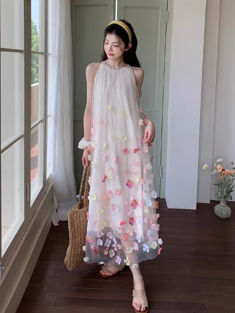 度假挂脖连衣裙2025夏季新款巨好看立体花朵气质绝美连衣裙