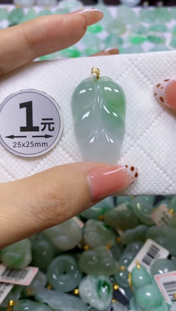 颈饰18K金镶嵌翡翠 天然翡翠A货