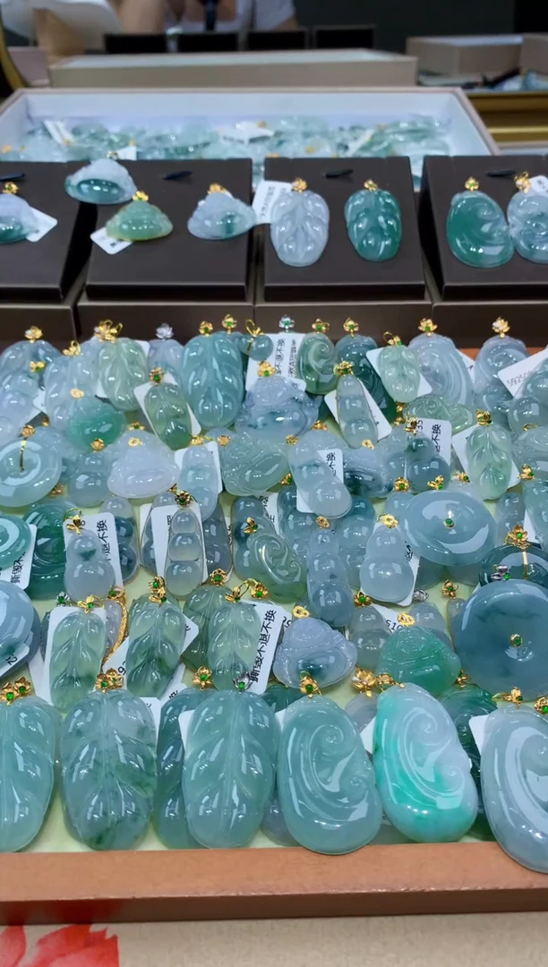 颈饰18K金镶嵌翡翠天然缅甸翡翠A货挂件