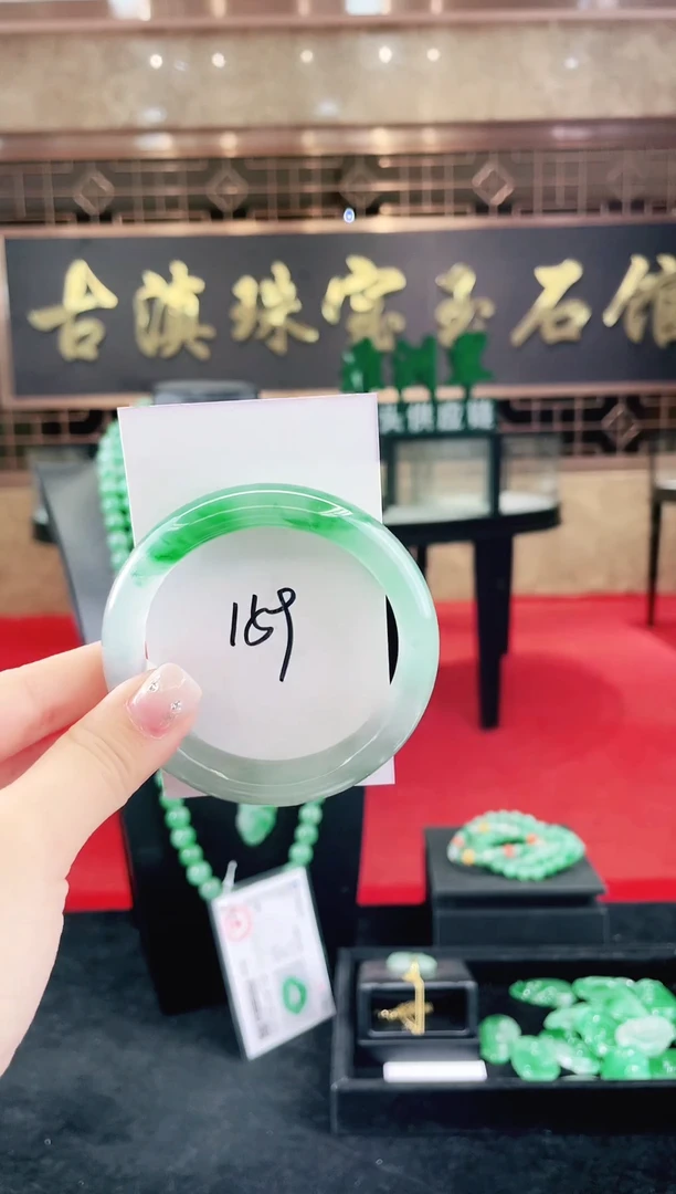 未镶嵌手镯石英质玉（非洲翠）微瑕一经发货运费不退介意勿拍