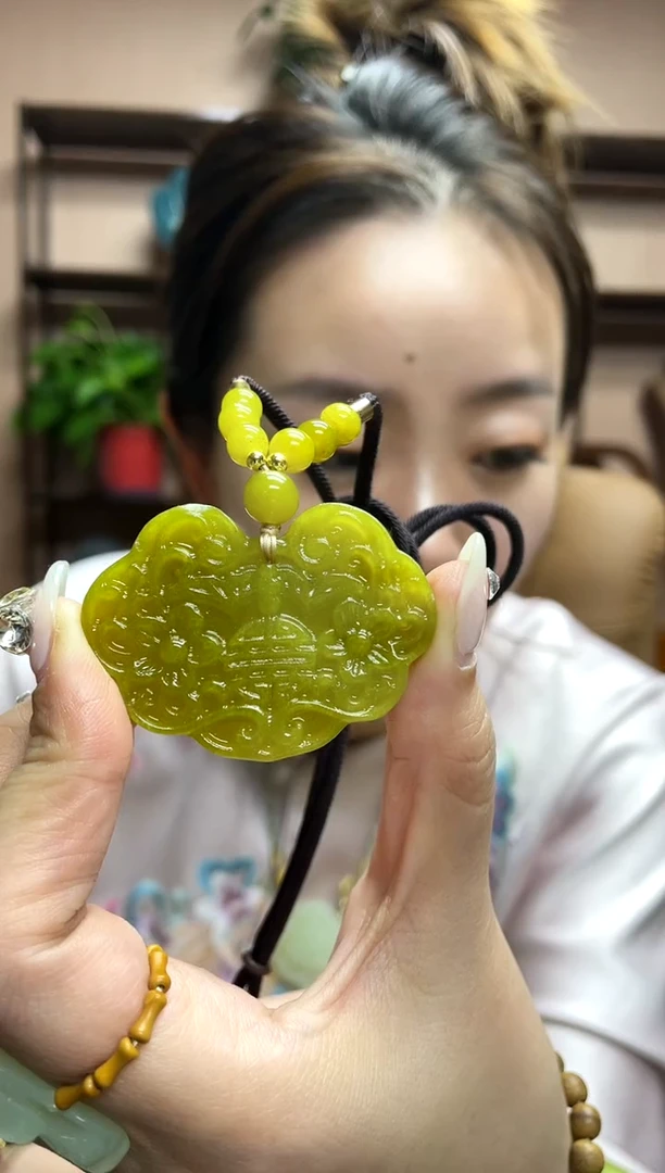 岫玉未镶嵌吊坠·