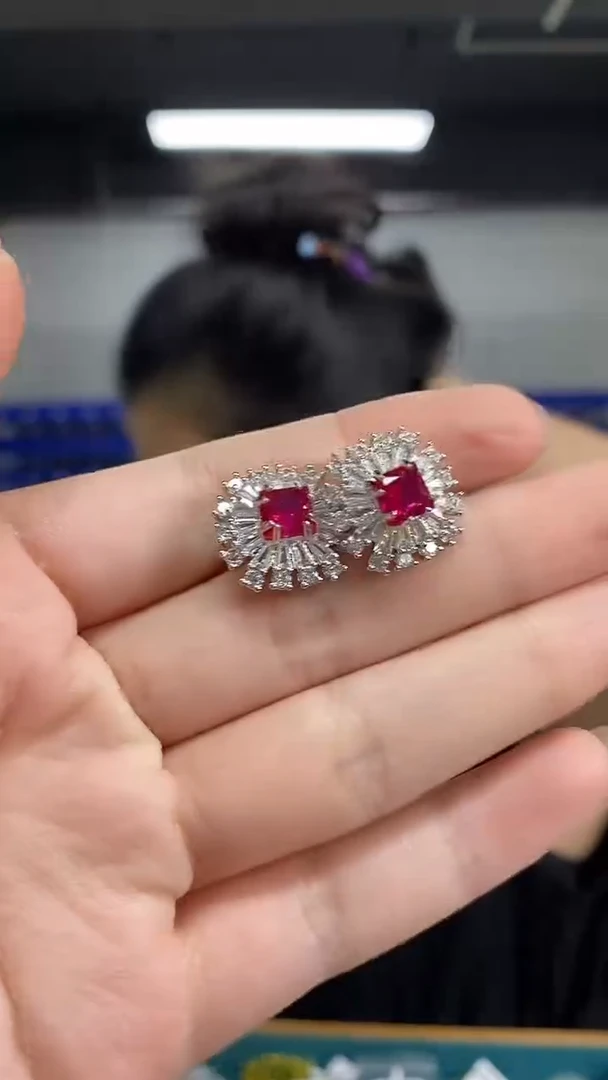 未镶嵌耳饰红宝石多样性发其一颜色微差