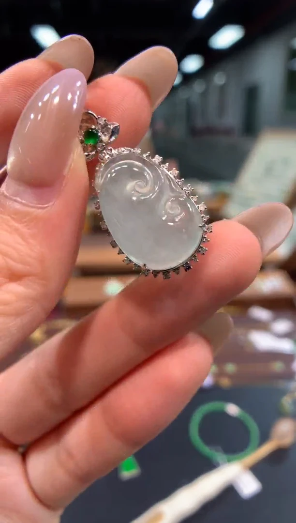 颈饰18K金镶嵌翡翠如意