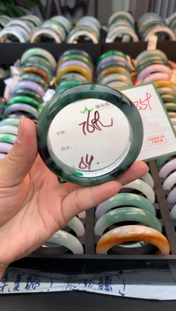 未镶嵌定制翡翠毛货需精细抛光+多人