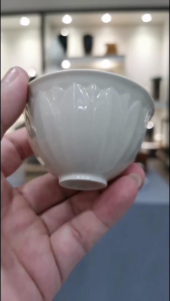 定瓷小莲瓣宽口茶盏